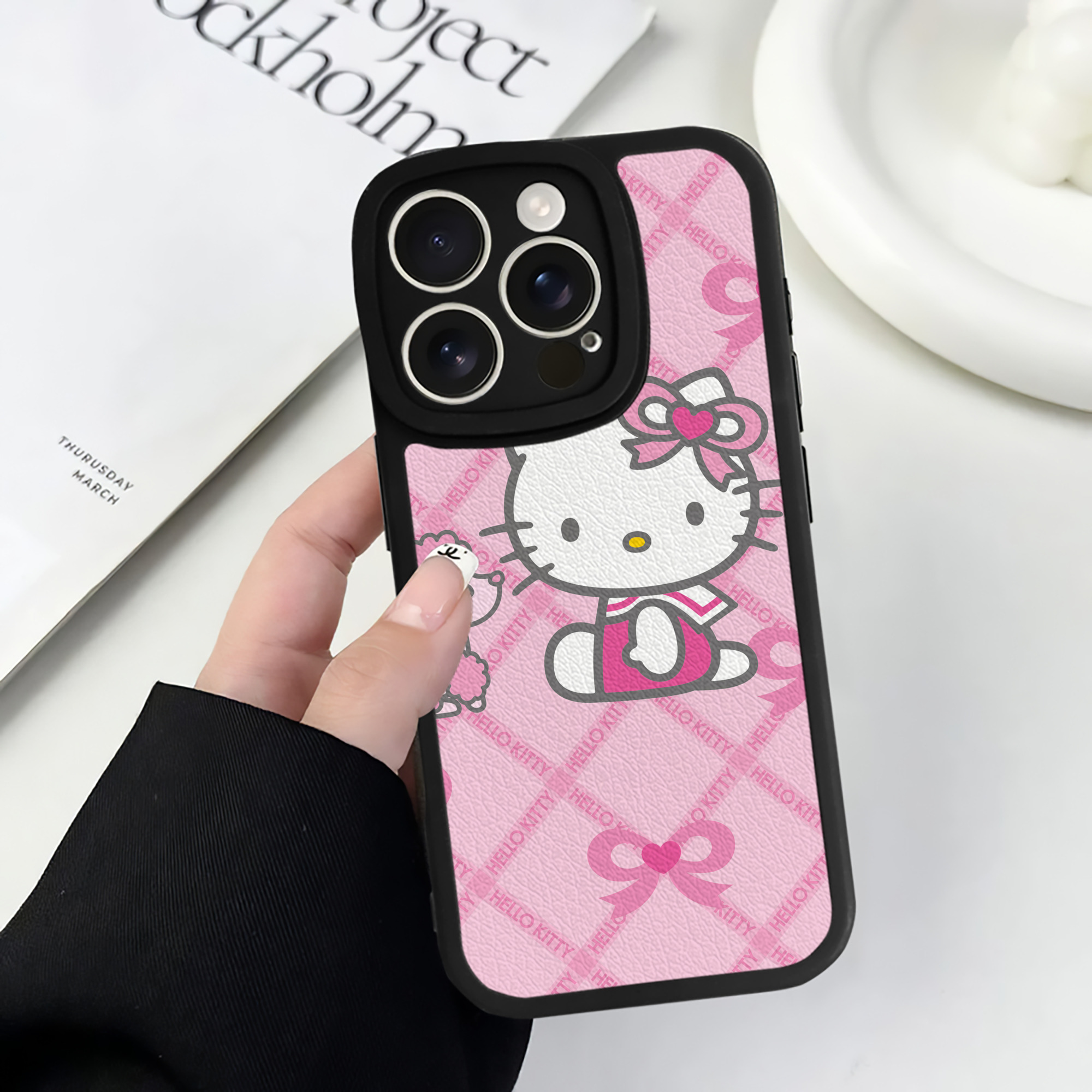 （画像用） Hello Kitty ハローキティ 【iPhone 16シリーズ対応】シリコンスマホケース（レザー調） 材質：シリコン